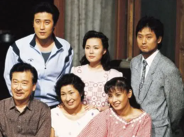 이순재 대표작 5 중 하나인 드라마 ‘허준’(1999~2000)에서 스승 역할을 맡은 이순재의 장면으로, 전통 의상을 입고 진중한 표정을 짓고 있는 모습이 담겨 있다.