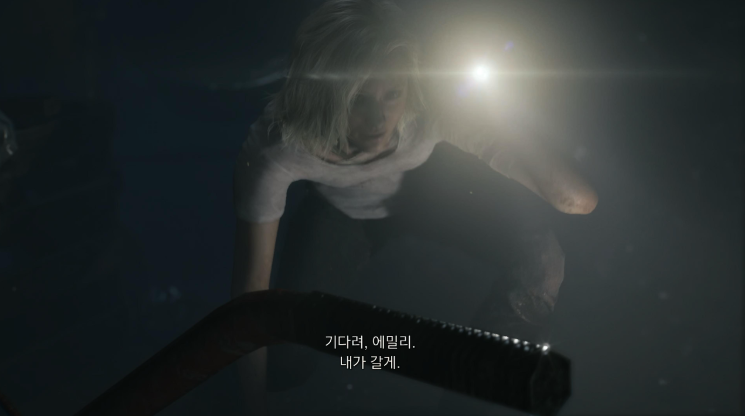 바이오하자드 레퀴엠 공략 6 편 지하실 구역의 마지막 탈출 컷신 중, 에밀리를 구하기 위해 다급하게 손을 뻗는 그레이스의 긴박한 모습이 담긴 게임 스크린샷